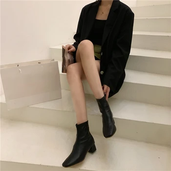 Корейская версия новых коротких ботинок Модные женские ботинки 2022 Осень и зима Износостойкие Удобные ботинки из мягкой кожи
